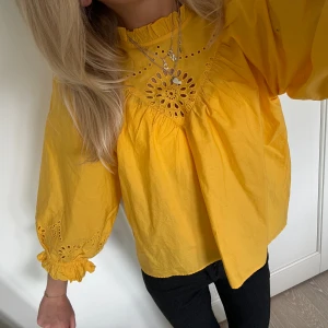 Broderad blus - Supersöt broderad blus från h&m🥰 använd en gång  