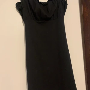 Klänning - Svart klänning använd en gång lite tjockare matrial