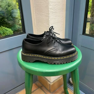 Dr Martens Bex 1461 - Dr Martens Bex 1461🌷 Köpta här på plick i nyskick men tyvärr för små för mig, och eftersom jag nu har ett par i rätt storlek säljer jag dessa! Nypris är 1699kr🌸 Superfin modell som har lite tjockare sula, men inte som platå. Stilrena och tidlösa!!🙌