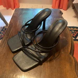 Klackskor - Snygga oanvända svarta klackar från Shein. Beställde två olika storlekar därav att jag säljer dessa 39:or 🙏