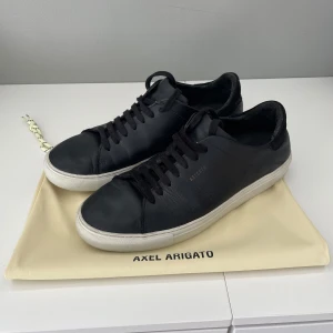 Axel Arigato skor - Säljer ett par skit feta Axel arigato skor som endast är lite använda. Skick: 9/10 och skorna har inga defekter! DUSTBAG INGÅR! Nypris: 2500kr här endast 699kr! Storlek 42. Kontakta vid minsta intresse!