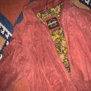 Mockajacka - Super snygg vintage jacka! Använt ett fåtal gånger, men är köpt på secondhand. 