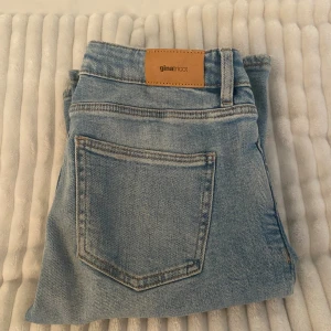 Gina young jeans - Säljer dessa jeans eftersom att de inte har kommit till användning för att jag har ett par liknande💞Har täckt över mina fötter så det är inget fel på byxorna där nere