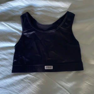 Träningstopp - Tränings topp från newbody, utan vaddering. Träningsmaterial. Svart