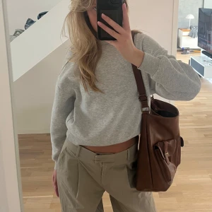 Brun väska - Sjukt snygg brun väska man både kan ha kort över axeln men även förlänga och ha över kroppen. Perfekt som skolväska! Säljer pågrund av att jag inte får använding av den💕💕
