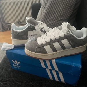 Adidas campus  - Helt nya i grått stl 38. Två olika tjocka vita snören följer med. Köpte fel färg. Säljes för 800kr eller bytes mot gröna i stl 38 