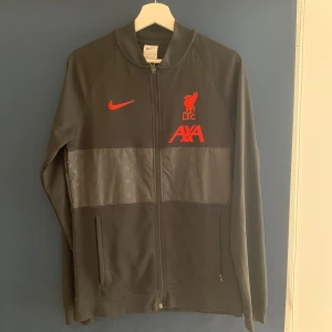 Snygg Liverpool zip tränings tröja - Helt oanvänd och passar verkligen skit bra. Priset ej hugget i sten, skriv vid andra frågor!