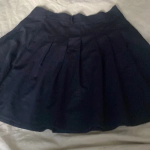 Jätte söt svart kjol 🌸 - Bra skick och enkelt att styla! Med dragkedja på sidan ❤️