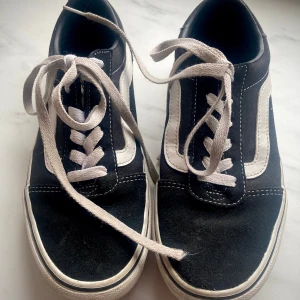 Vans ”old school” - Vans i fint skick. Stl 36.