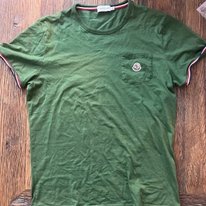 Moncler Maglia tshirt  - Bra skick, inga fläckar inga hål, skitsnygg Moncler tisha. 