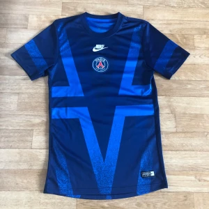 PSG 2019/2020 Pre Match Kit - Säljer nu en riktigt snygg psg tränings tröja! Den är i suveränt skick 9/10 det ända är texten har gått bort lite på insidan, men inget man märker. Den är självklart äkta🔥 Har du några frågor är de bara att höra av sig! 🙌