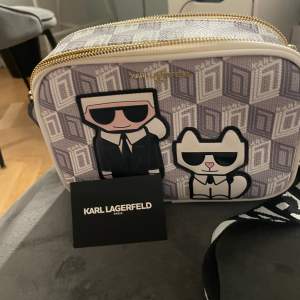 Säljer en helt ny väska från Karl Lagerfeld. Aldrig använd, köpt i usa.  