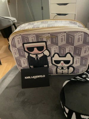 Karl Lagerfeld väska - Säljer en helt ny väska från Karl Lagerfeld. Aldrig använd, köpt i usa.  