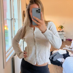 Grå kofta - Snygg grå stickad kofta, hör av er vid frågor!💗