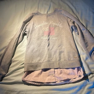 Tjocktröja med shorta under - Fin Hampton rebublic tröja i grått med rosa detaljer.