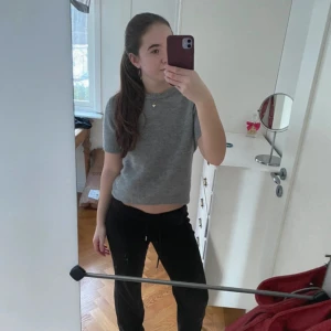 Stickad T-shirt  - Stickad T-shirt från zara, använd ett fåtal gånger!💖