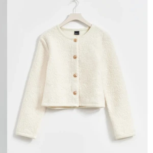 Soft jacket - Hej säljer denna jacka jag nyligen köpt och skulle returnera men glömt av (inte min stil) så tänker jag ser om nån vill köpa, har endast använt den 1gång och lappen är kvar, köpt för 400kr från gina, säljer för 250kr endast