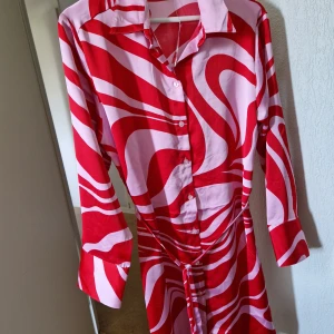 Klänning/jätte snyggt  - Helt ny,prislappen är kvar,köpte från rea för 250 kr,säljer 200 kr Hade inte tid att lämna tillbaka  Storleken är XS,men kan användas som S också 