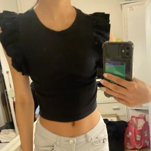 Zara Tröja - Väldigt fin Tröja/topp från Zara Storlek S men passar även Xs/Xxs Inga defekter men har inte strukits och det finns katt i hemmet.