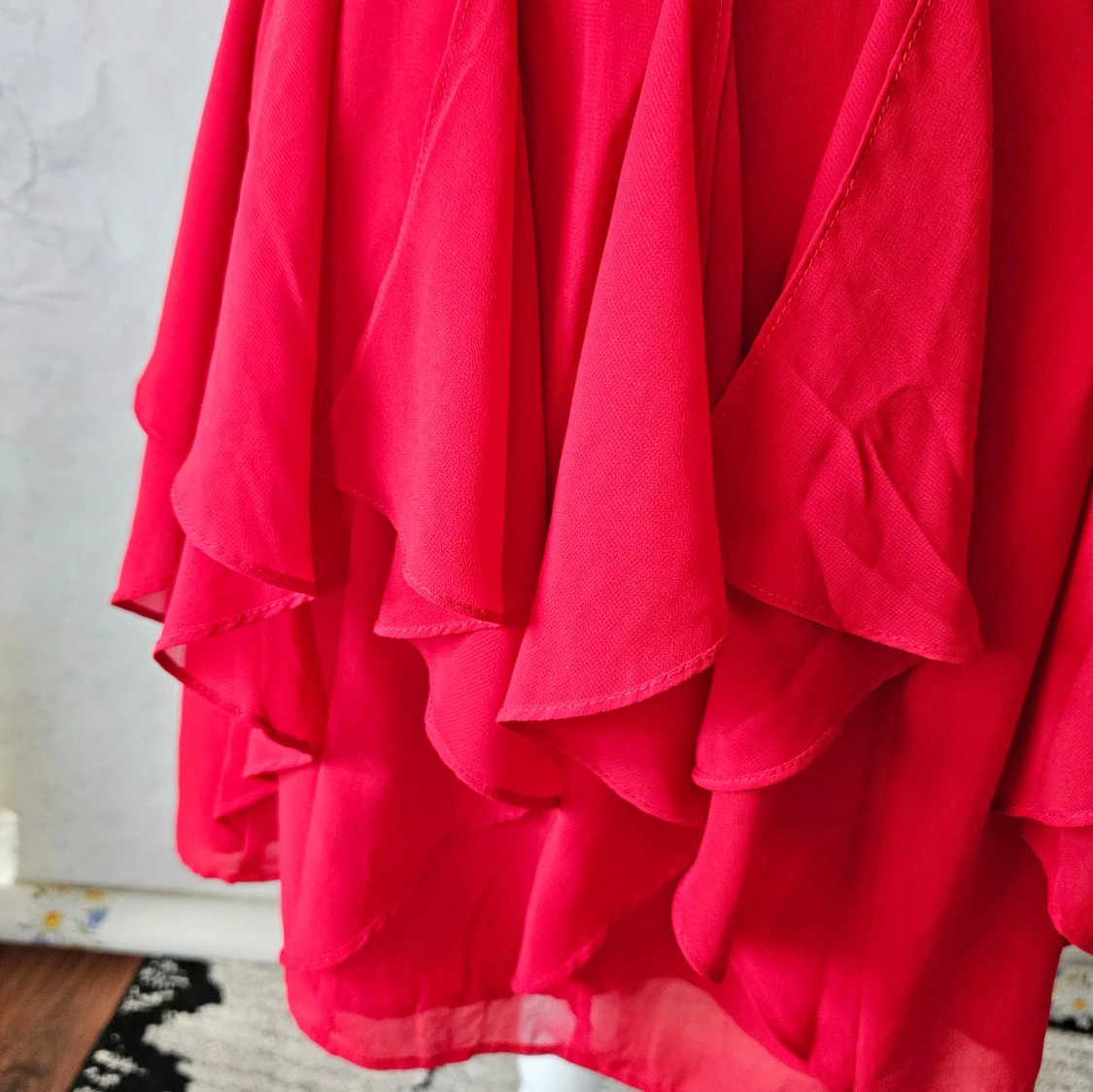 Röd klänning med volanger - 93