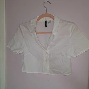 Tre st vita tröjor som är för små för mig. Volang tröjan kommer ifrån zara och dom två andra töjorna kommer ifrån HM. - Dom är nest intil oanvända och i finnt skick.