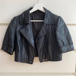 Kortärmad skinnjacka - Så cool skinnjacka som är perfekt till fest och liknande! Köpt second hand✌️