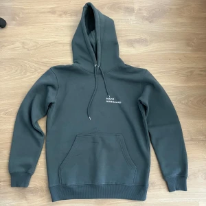 Hoodie Mads Nordgaard - Säljer en grön hoodie från märket Mads Nordgaard i storlek M.