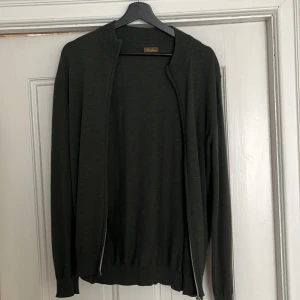 Stenströms fullzip - En stenströms fullzip som är sparsamt använd. Säljer pga att den ej passar längre. Skriv vid funderingar.