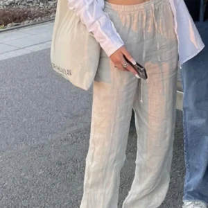 Linnebyxor från Chelesea i toppenskick! - Säljer dessa snygga beiga linnebyxor från Chelsesea, storlek xxs dam men passar även xs/s. Sparsamt använda och o mycket gott skick!