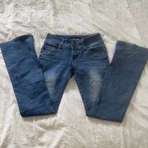 Lågmidjade flare jeans - Säljer då de tyvärr inte passar längre. De har inga defekter. Innerbenslängd: 80 cm, midja tvärs över: 33 cm, grenhöjd: 21 cm och flare bredd: 22 cm. Kontakta mig vid eventuella frågor. Köp nu är på!❤️