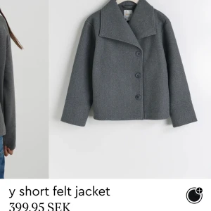 Gina kappa - Säljer då den är lite för stor för mig💓Sparsammt använd och inga fläckar eller märken. Köpt från barnavdelningen storlek 158/164 men jag skulle säga att den sitter som en xs-s… köpte för 400 men säljer för 190🫶🏼