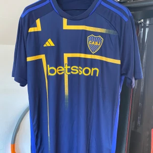 Fotbollströja Boca juniors sverige - Säljer en riktigt fin Boca tröja. Storlek L. Nyskick.