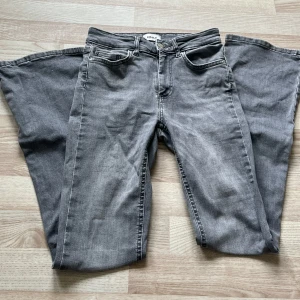 Gråa only jeans - Gråa only jeans mid/low waist bootcut storlek s 30  Midjemått och innnerbenslängd finns på bilderna Sparsamt använda helt utan defekter  Passar mig som är ca 163 