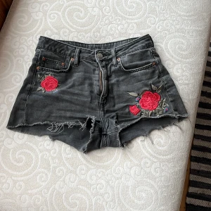 Shorts  - Säljer dessa super fina shorts  anständig inte längre. Shortsen har en gul fläck på baksidan från maskrosor men går tvätta.