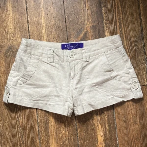 Lågmidjade shorts  - Supersnygga lågmidjade beiga mini shorts med detaljer. Köpta  den Miley Cirus Collection!!⭐️⭐️