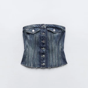 Zara topp - Säljer den populära zara toppen i lite mörkare färg, köpt för ungefär 2 veckor sedan utomlands och endast testad men vart tyvärr för liten så den är i nyskick 💓 nypris 329kr