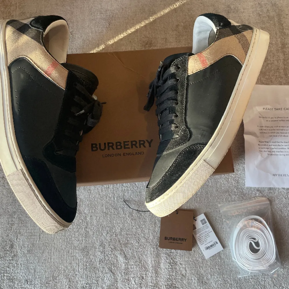 Modell: Burberry Reeth checked Leather sneakers  Storlek: 46 Bra skick Pris: 2699 Nypris på burberrys hemsida: 6800 kr All og . Skor.