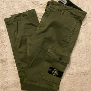 Stone Island byxor  - Äkta stone island byxor oliv gröna  Stl 12 =  156 Fint använt skick 