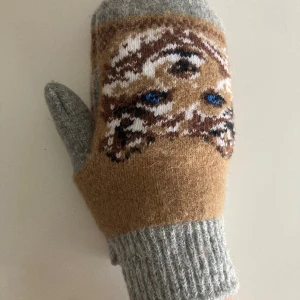 Vantar - Ull stickade vantar i brun beige/grå färg med en varg på, jättefina och mysiga samtidigt som dem håller värmen jättebra! Köpt på en marknad i Italien som gjorde handgjorda vantar och i bra kvalitet!⭐️