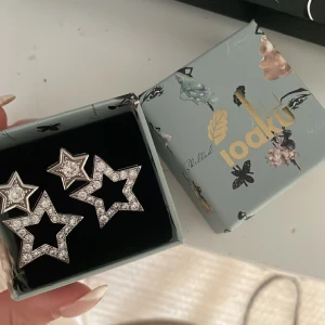 Ioaku örhängen  - Super fina sjärn örhängen från Ioaku köpta för 699kr men säljer för 450❤️ köpta för ca 1 månad sen! Perfekt till nyår eller vardags💖