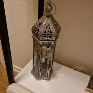 Metall lykta - Fin metall lykta som bara sitter där. Säljer den för att den bara tar plats just nu