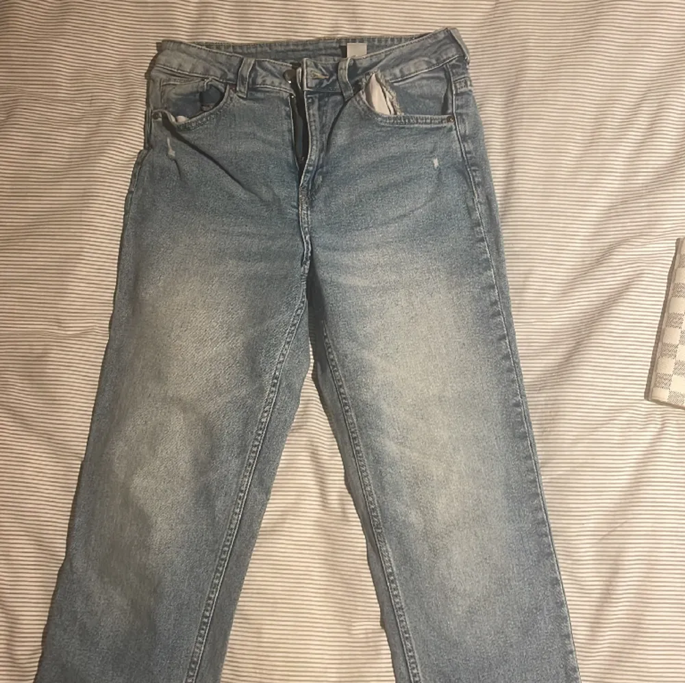 Storlek 36. säljs (åt systern) då dem är alldeles för små för henne. Färg: blå. Straight fit.. Jeans & Byxor.