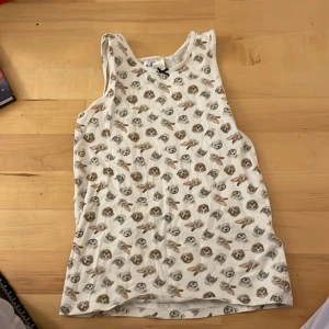 Djurmönstrat linne  - Storlek 134/140. Köpt från H&M. Kan användas som sov linne eller vanligt linne