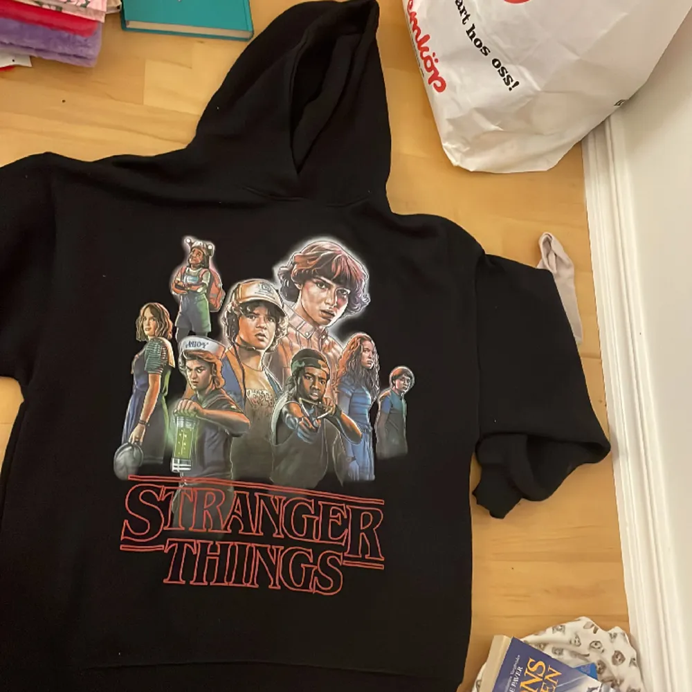 En stranger things hoodie med de flesta karaktärer från serien! Drömpresenten! . Hoodies.