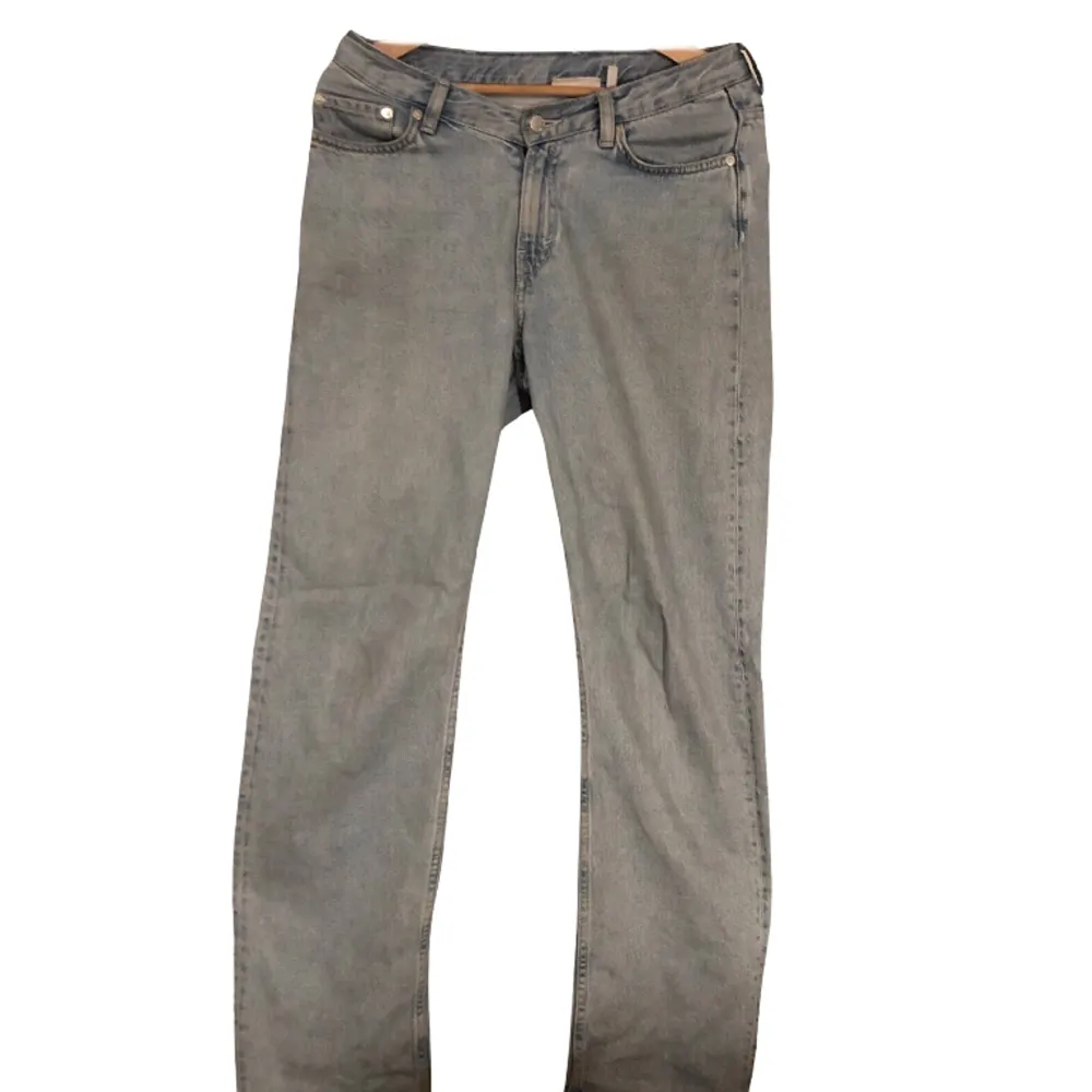 Ljusblå jeans från weekday i hyfsat skick baggy fit. Jeans & Byxor.