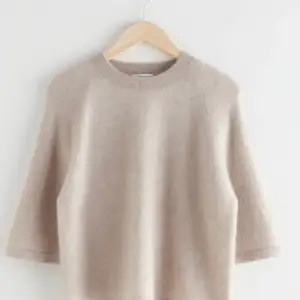 Söker denna tröja från the otherstories  i storlek xs .helst i dennna färgen men grå funkar också , betalar max 350kr för den 