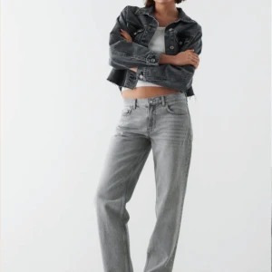 Grå lågmidjade jeans - Säljer mina grå lågmidjade jeans från Gina,storlek 32. Bra sick använda ett få tal gånger💗original pris 499kr
