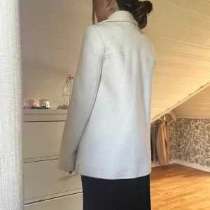 Vit jacka - Såå fin jacka!! Perfekt inför sen vinter/våren😇 Får ofta komplimanger för den!! Stl S