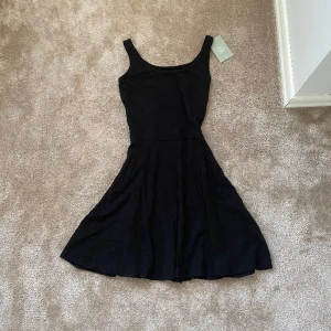 Klänning  - En vanlig svart klänning aldrig använd och har till och med prislappen kvar🖤