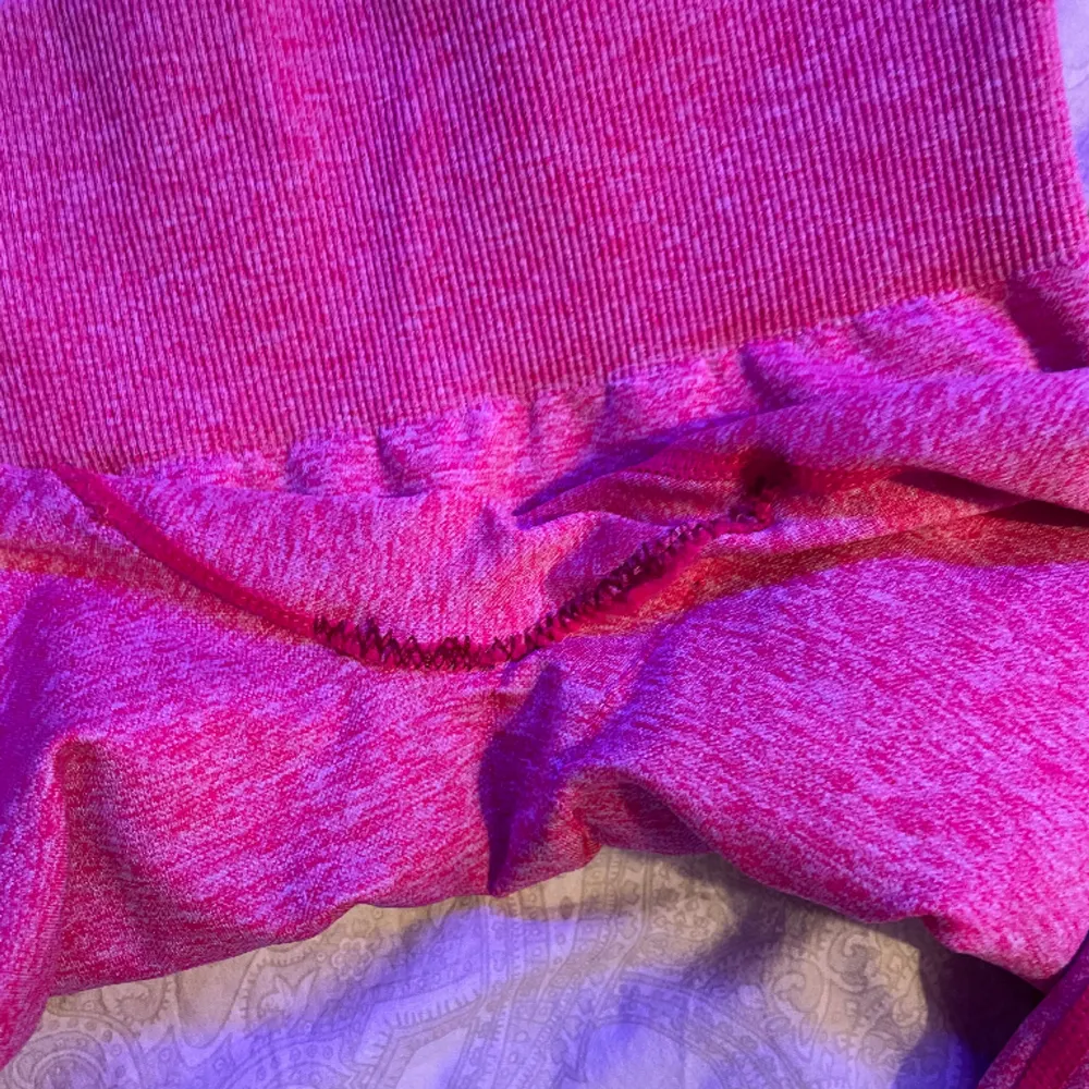Ett par rosa gym byxor i frön märket iciw.  Det är en lagning mellan benen på tajtsen( se på bild 2) storlek xs . Jeans & Byxor.